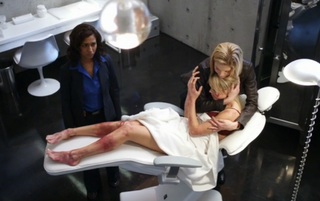 Laura Vandervoort feet photo thumbnail
