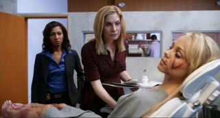 Laura Vandervoort feet photo thumbnail