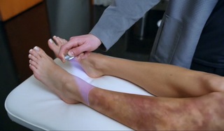 Laura Vandervoort feet photo thumbnail