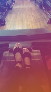 Laura Vandervoort feet photo thumbnail