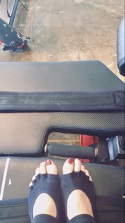 Laura Vandervoort feet photo thumbnail