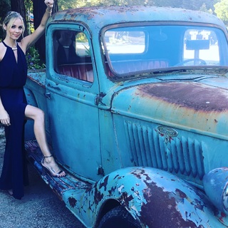 Laura Vandervoort feet photo thumbnail