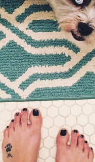 Laura Vandervoort feet photo thumbnail