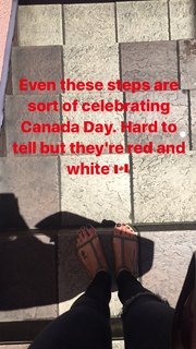 Laura Vandervoort feet photo thumbnail