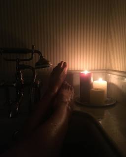 Laura Vandervoort feet photo thumbnail