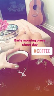 Laura Vandervoort feet photo thumbnail