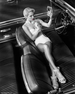 Laura Vandervoort feet photo thumbnail