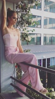 Laura Vandervoort feet photo thumbnail