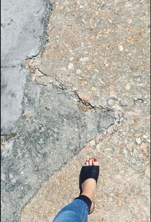 Laura Vandervoort feet photo thumbnail