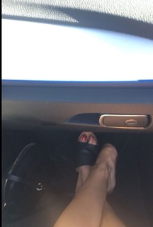 Laura Vandervoort feet photo thumbnail