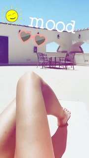 Laura Vandervoort feet photo thumbnail