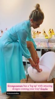 Laura Vandervoort feet photo thumbnail