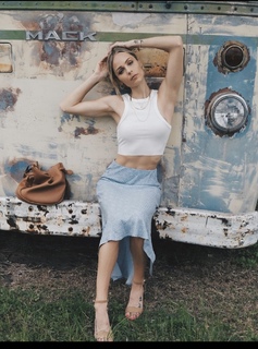 Laura Vandervoort feet photo thumbnail