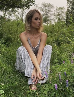 Laura Vandervoort feet photo thumbnail