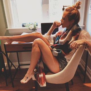 Laura Vandervoort feet photo thumbnail