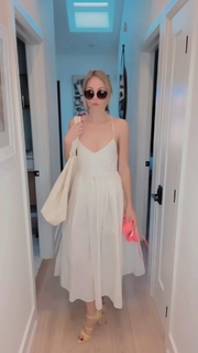 Laura Vandervoort feet photo thumbnail