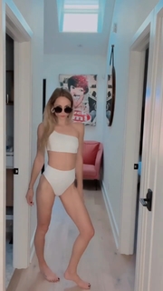 Laura Vandervoort feet photo thumbnail