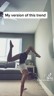 Laura Vandervoort feet photo thumbnail