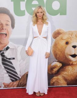 Laura Vandervoort feet photo thumbnail