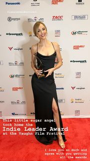 Laura Vandervoort feet photo thumbnail