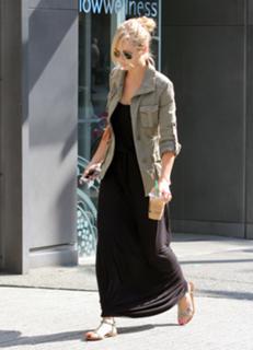 Laura Vandervoort feet photo thumbnail