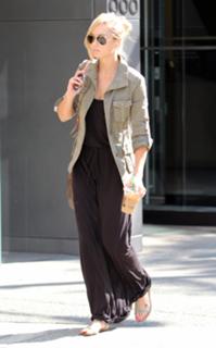 Laura Vandervoort feet photo thumbnail