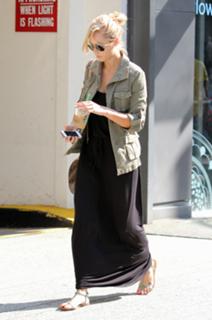 Laura Vandervoort feet photo thumbnail