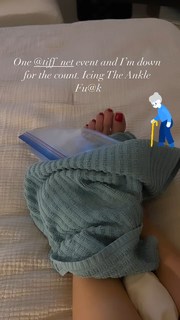Laura Vandervoort feet photo thumbnail