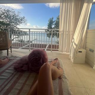 Laura Vandervoort feet photo thumbnail