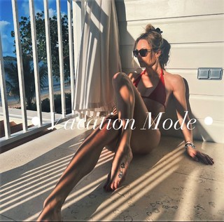 Laura Vandervoort feet photo thumbnail