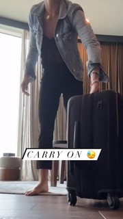 Laura Vandervoort feet photo thumbnail