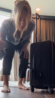 Laura Vandervoort feet photo thumbnail