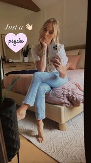 Laura Vandervoort feet photo thumbnail