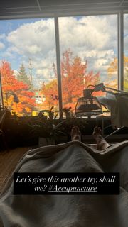 Laura Vandervoort feet photo thumbnail