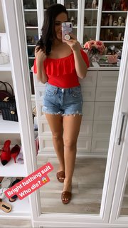Laura Vitale feet photo 10