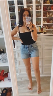 Laura Vitale feet photo 6