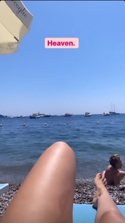 Laura Vitale feet photo 13