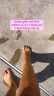 Laura Vitale feet photo 6