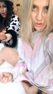 Laura Whitmore feet photo thumbnail