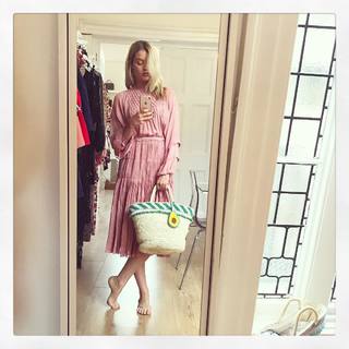 Laura Whitmore feet photo thumbnail