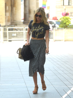 Laura Whitmore feet photo thumbnail