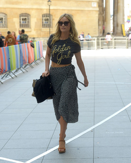 Laura Whitmore feet photo thumbnail