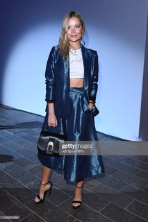 Laura Whitmore feet photo thumbnail