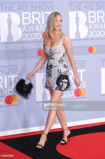 Laura Whitmore feet photo thumbnail