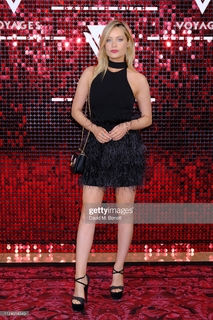 Laura Whitmore feet photo thumbnail