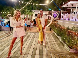 Laura Whitmore feet photo thumbnail