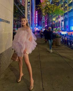 Laura Whitmore feet photo thumbnail