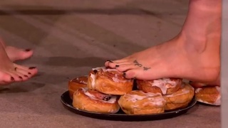 Laura Whitmore feet photo thumbnail