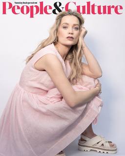 Laura Whitmore feet photo thumbnail