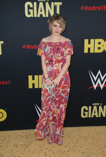 Laura Wiggins feet photo thumbnail